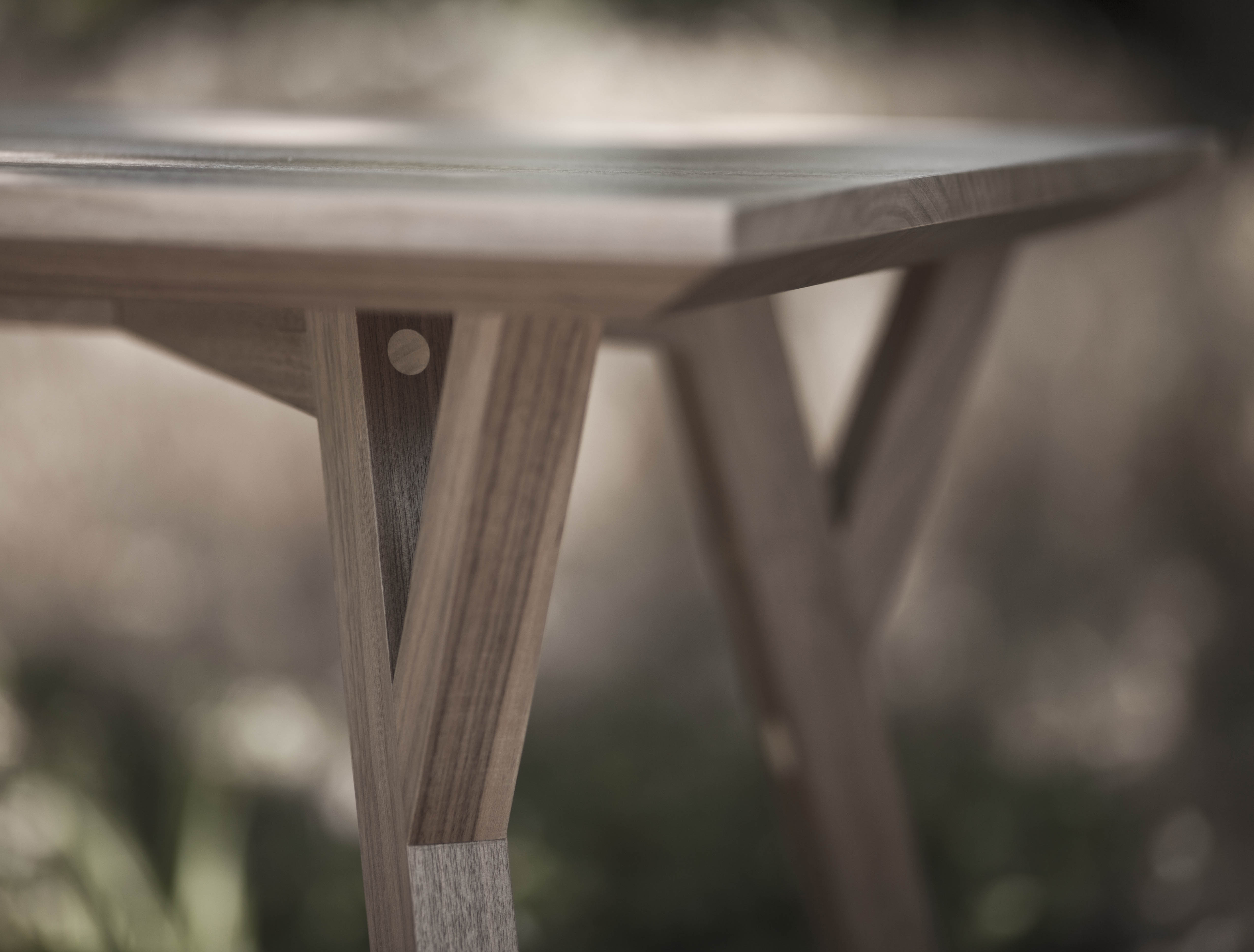 001_table.jpg