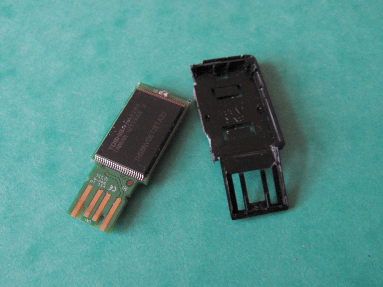 02_USB_flash_disk_crappy_case.jpg