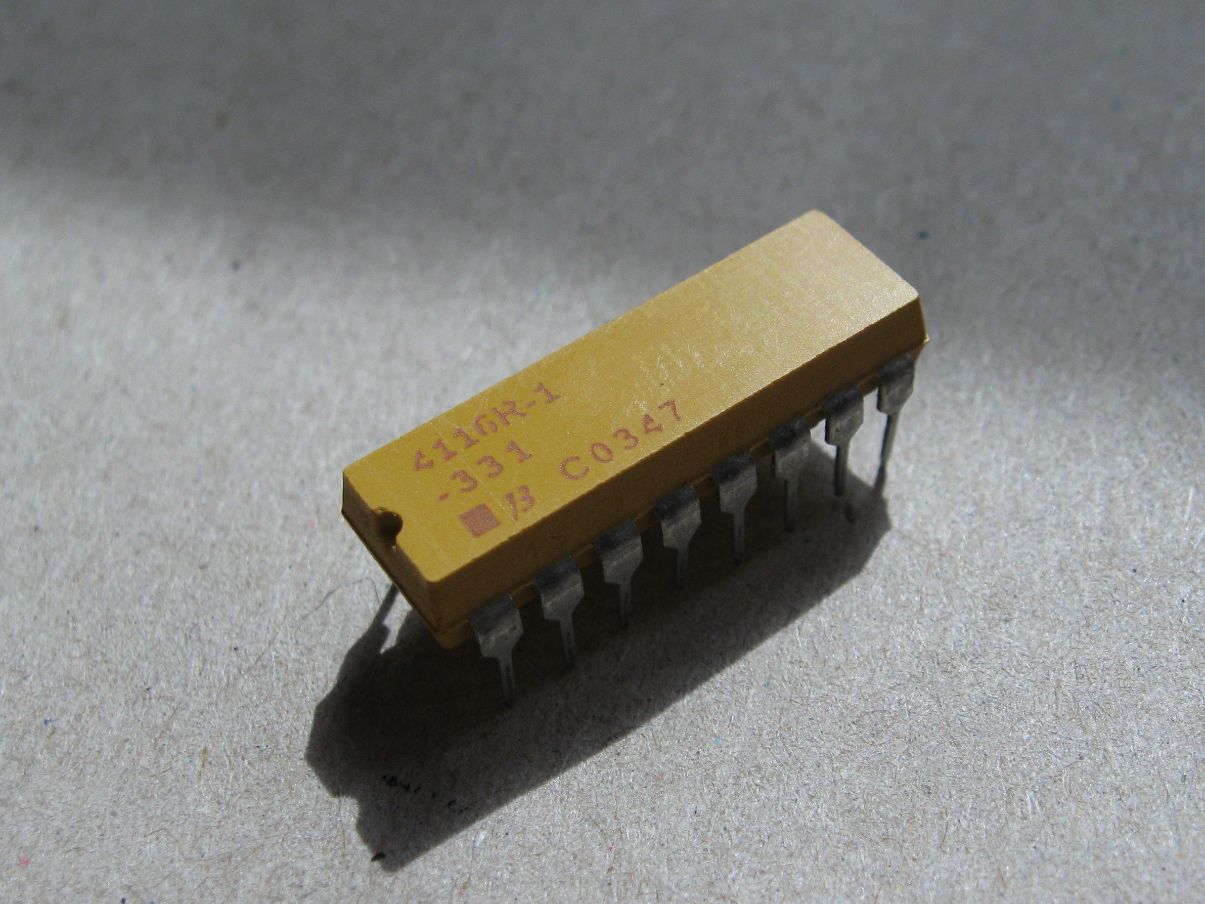 1 DIL 330 x 8 resistor array..JPG