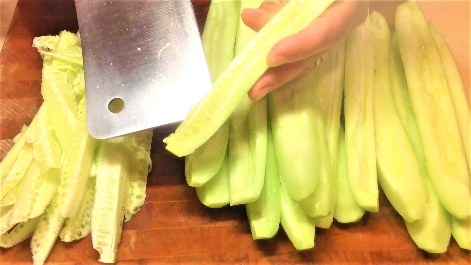 1- 4 Remove seed and rib.jpg