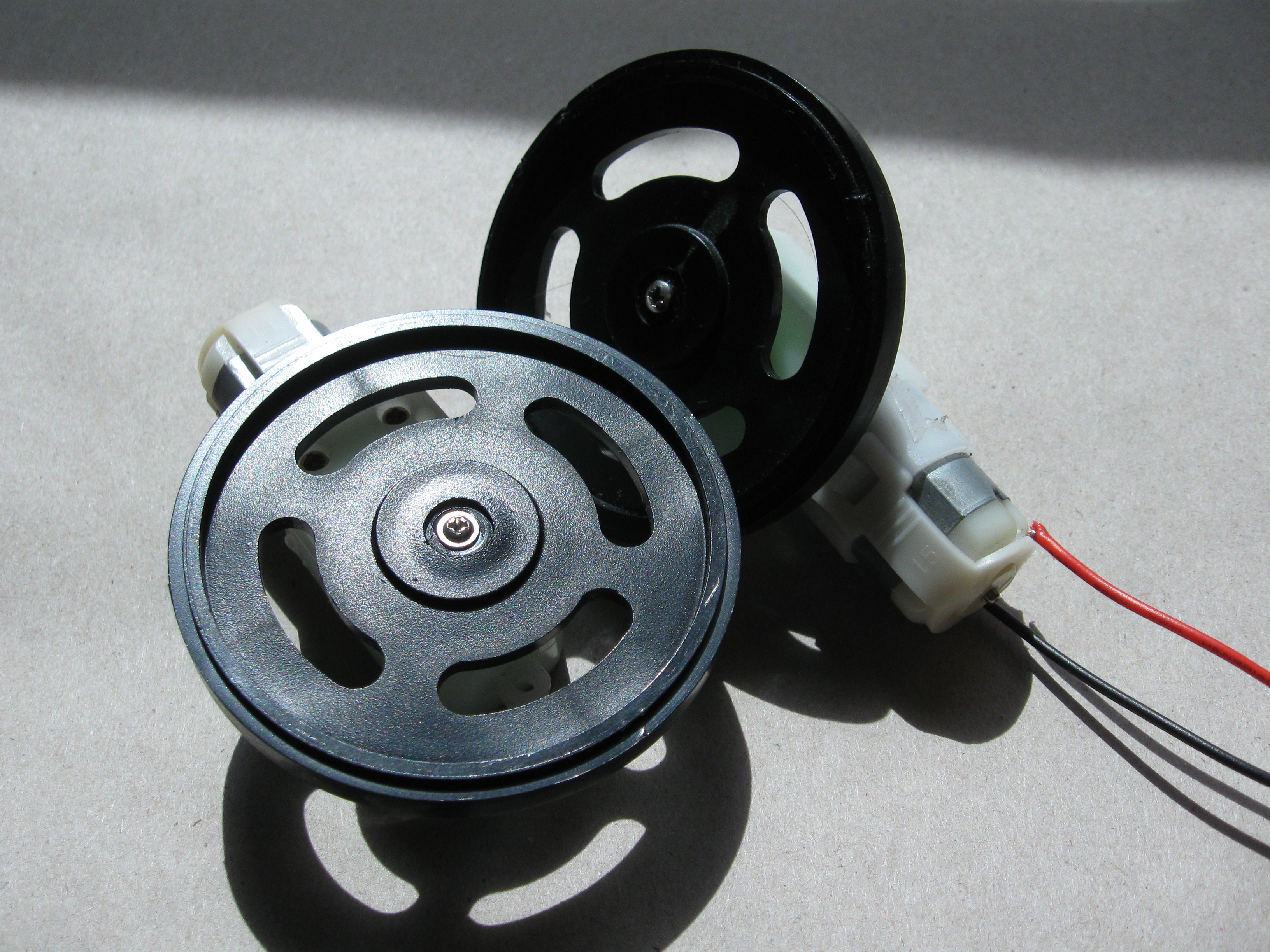 2 Geared motors and wheels to fit.JPG