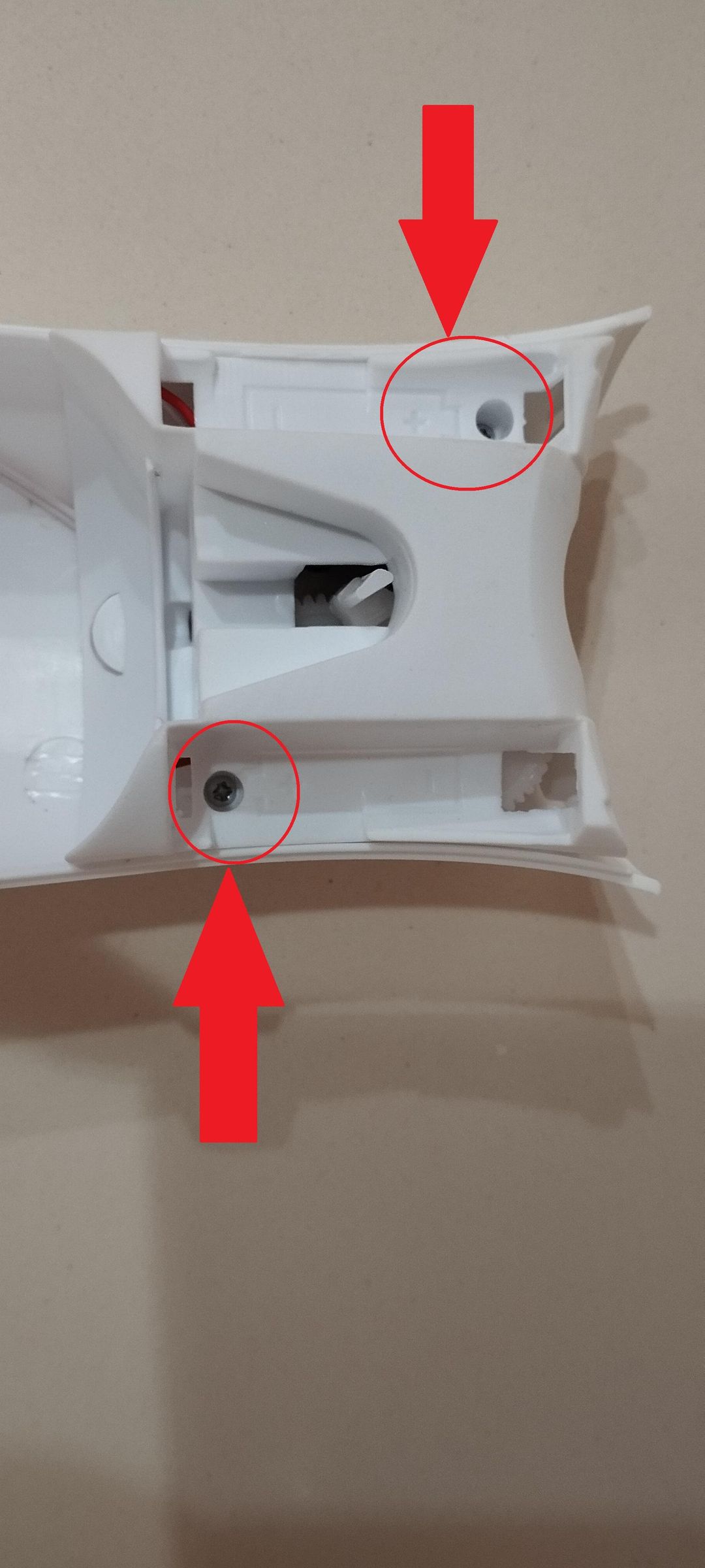 2 tornillos carcasa exterior.jpg