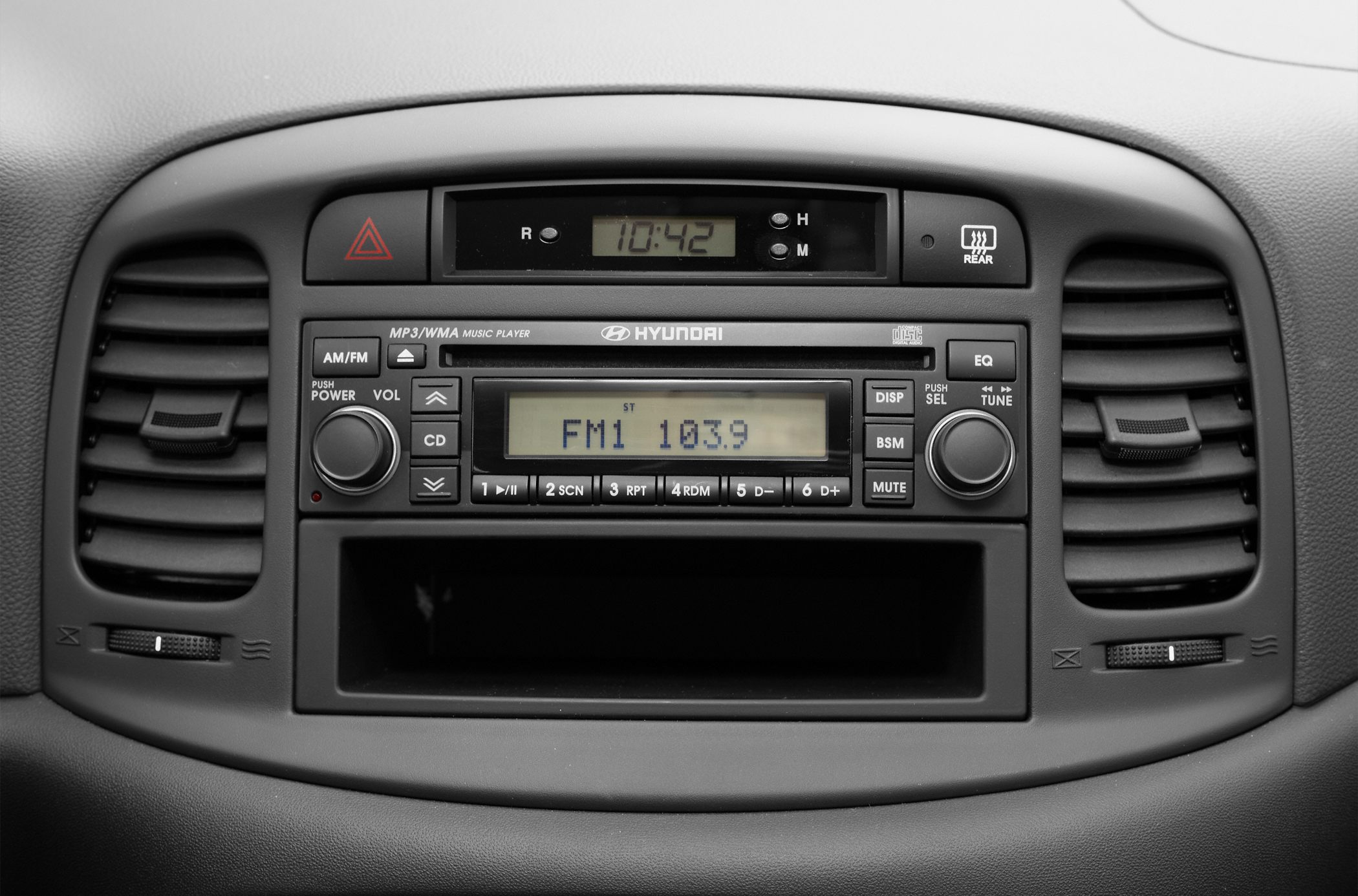 2011-Hyundai-Accent-Coupe-Hatchback-GL-2dr-Hatchback-Interior-Stereo-Controls.png