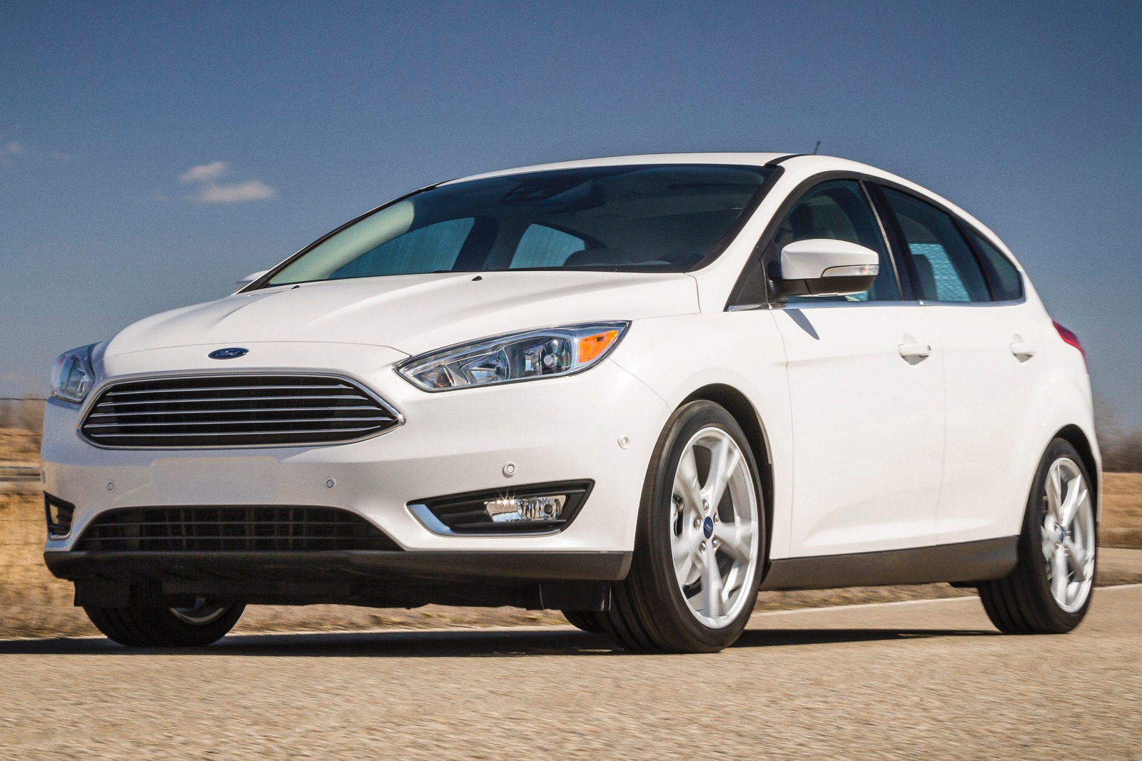 2016_Ford_Focus_SE_4dr_Hatchback_20L_4cyl_5M_6563683.jpg