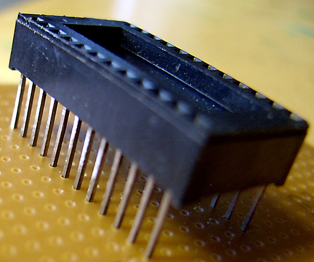 24-pin.wire-wrap.socket.jpg