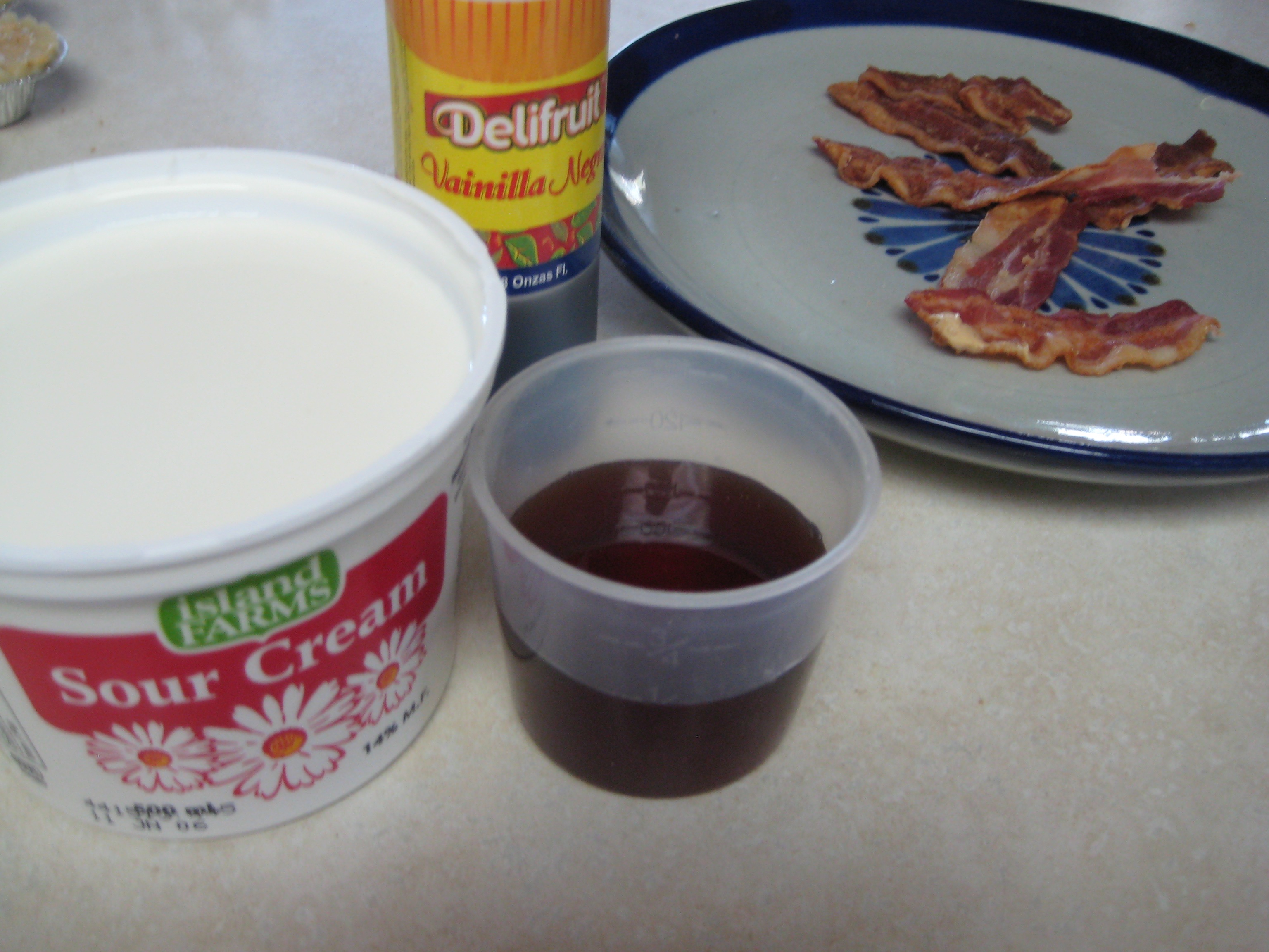 25 Prepare 2 cups sour cream, 1tbs sugar, leftover bacon, 1tbs vanilla and 1:3 cup maple syrup.JPG