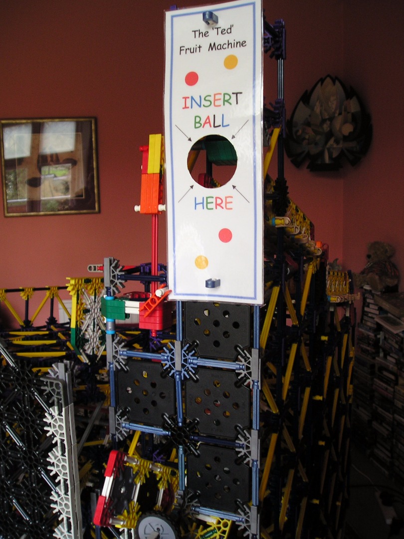 3 K'Nex Fruit Machine Mark 3 - Slot.JPG