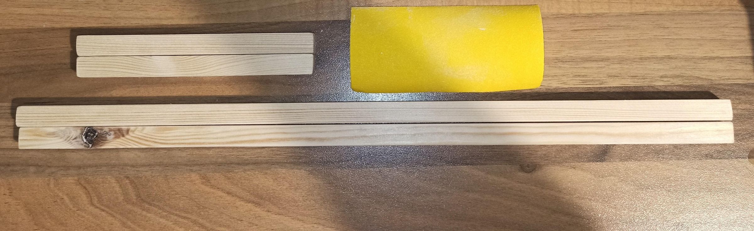 4. die beiden zurecht ges&auml;gten H&ouml;lzer f&uuml;r die halbe A3 Platte mit Schleifpapier gl&auml;tten.jpg