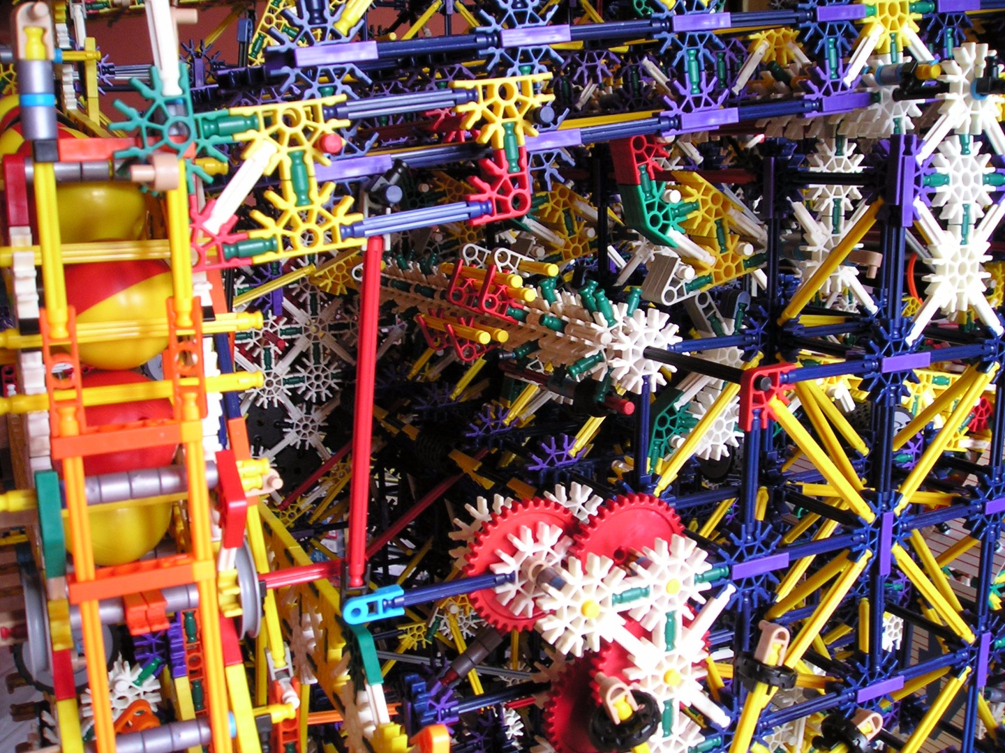 6 K'Nex Fruit Machine Mark 3 - LHS (Detail).JPG