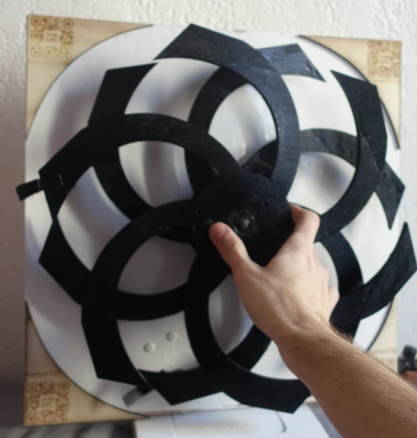 600px-Sculpture_Kin&eacute;tique_&agrave;_effet_Moir&eacute;_DSC06814.JPG