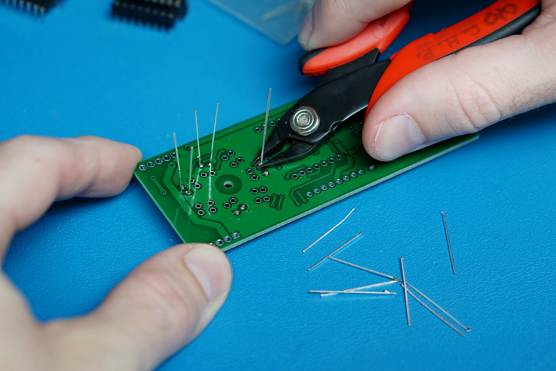 7-segment_electronics_04-trimming.jpg