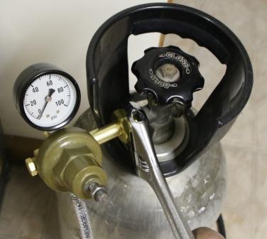 Attach CO2 Regulator to tank.JPG