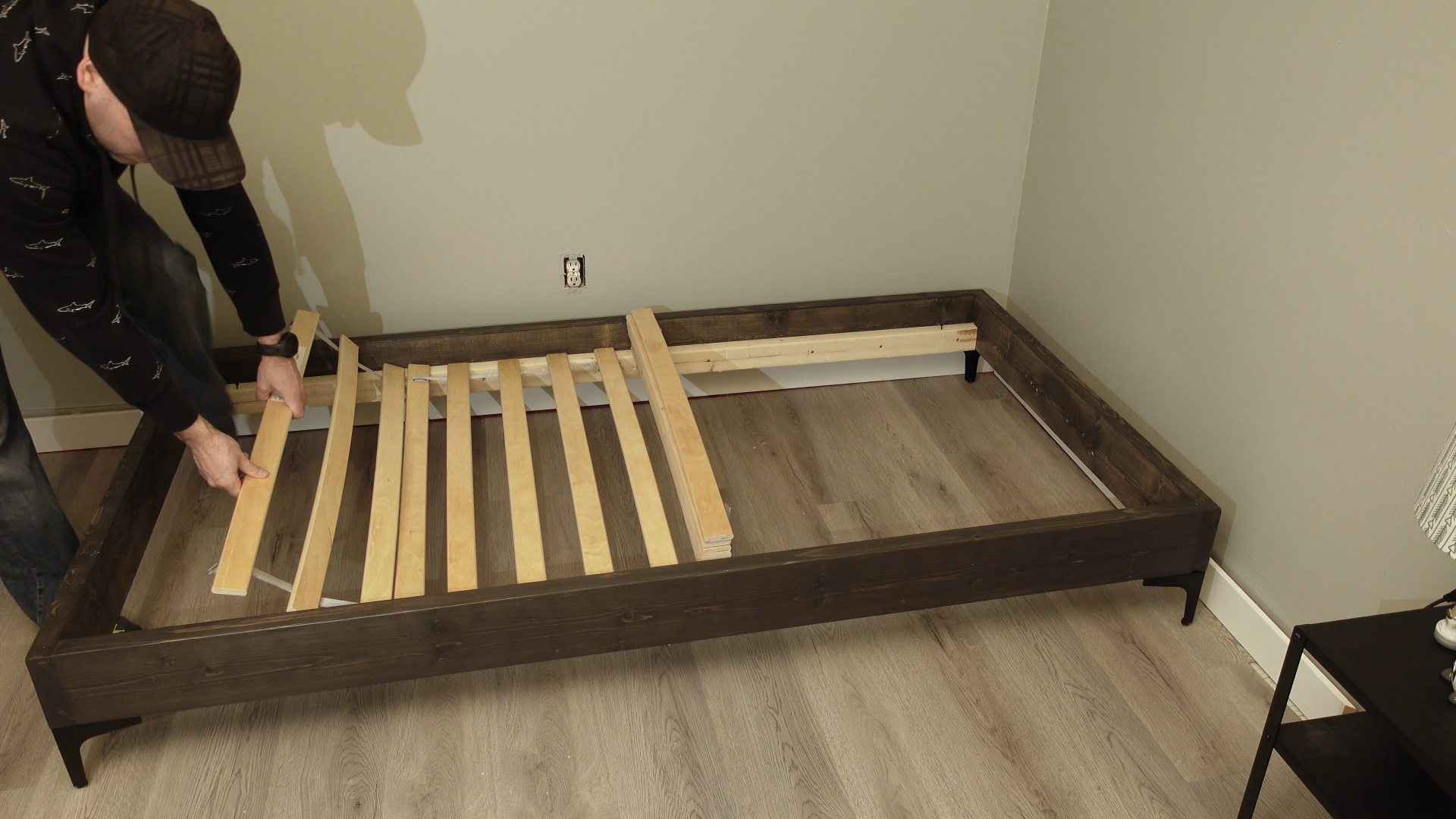 Basic_Budget_Friendly_Twin_Bed_Frame_E03.png