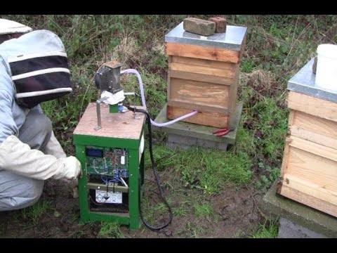 Beehive fumigation machine for varroa mites using oxalic acid