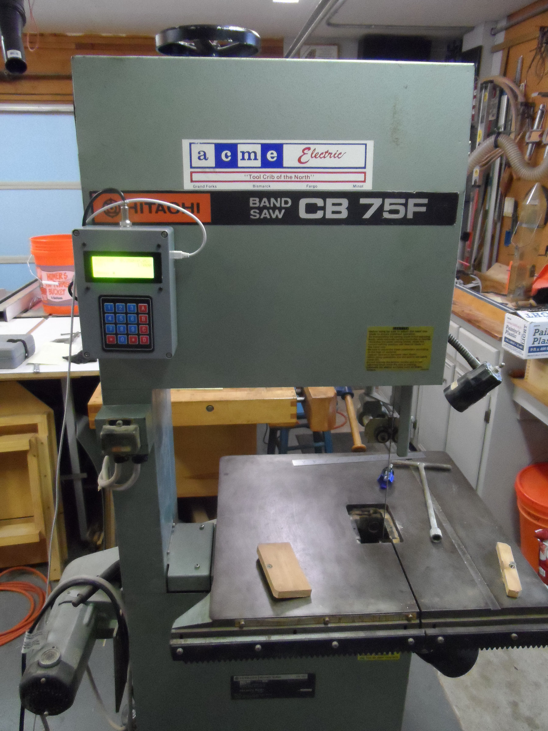 Box_on_front_of_bandsaw.jpg