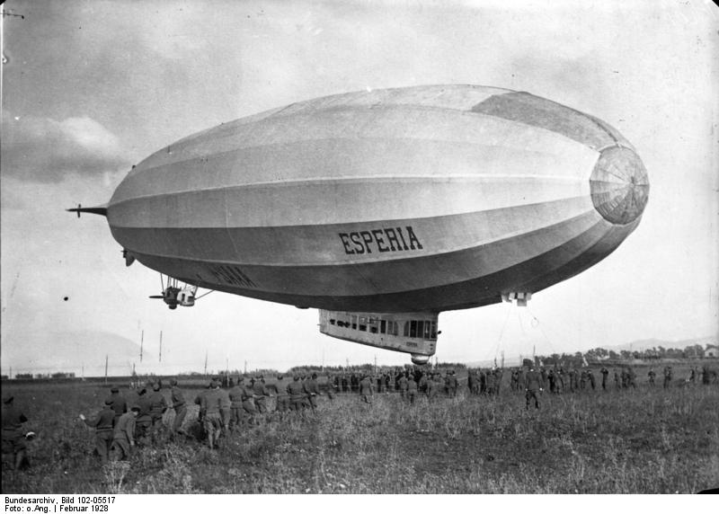 Bundesarchiv_Bild_102-05517,_Zeppelin-Luftschiff_-Esperia-.jpg