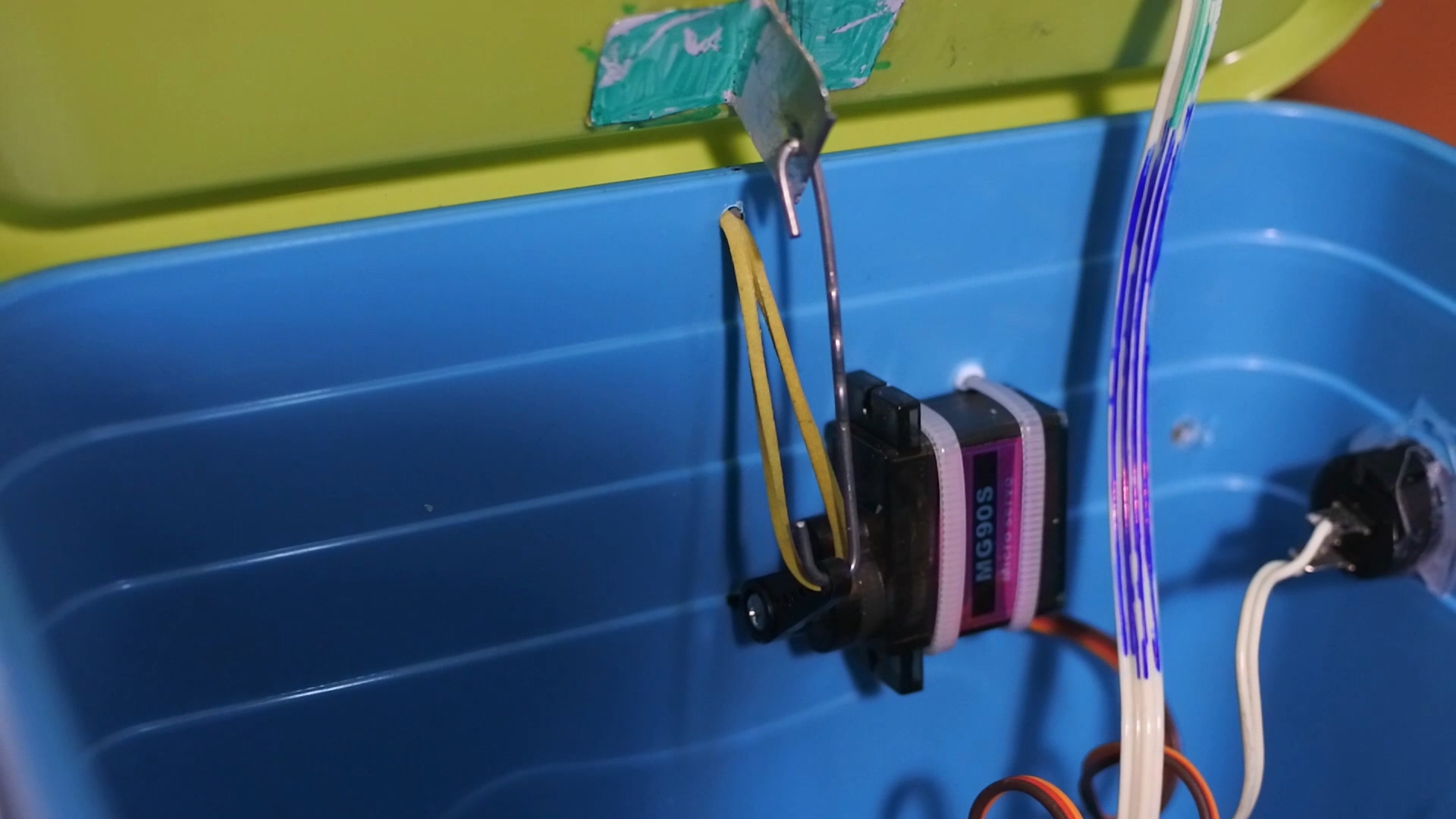 DIY robot trashcan.mp4_20160825_084620.490.jpg
