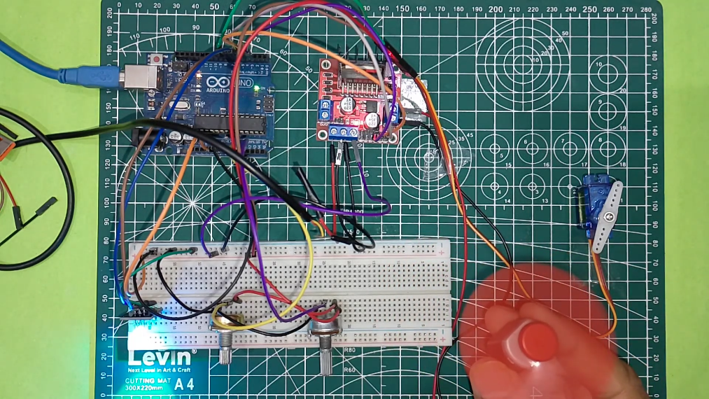 Dual-Actuator Interface Precision DC and Servo Control via Analog Sensors.png