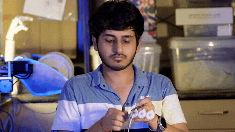 ECG monitoring on mobile phone(4).gif