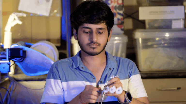 ECG monitoring on mobile phone (1).gif