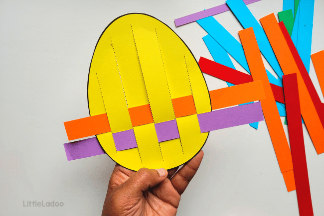 Egg paper Weaving craft (12).png