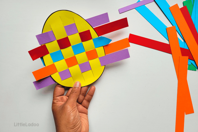 Egg paper Weaving craft (15).png