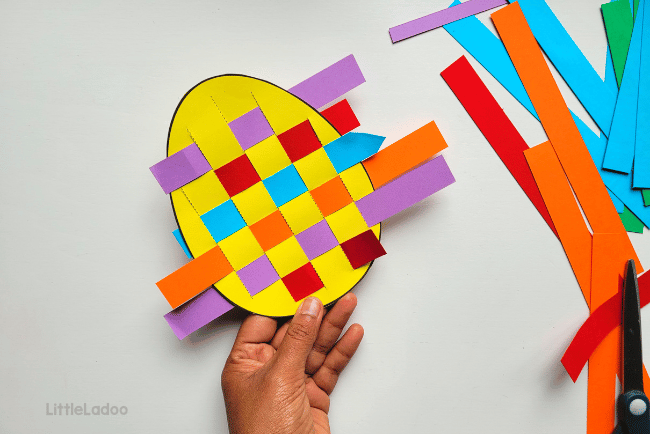 Egg paper Weaving craft (16).png