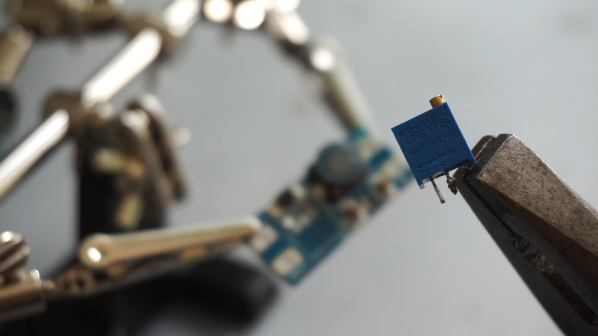 Electronics.00_00_14_14.Image fixe002.jpg
