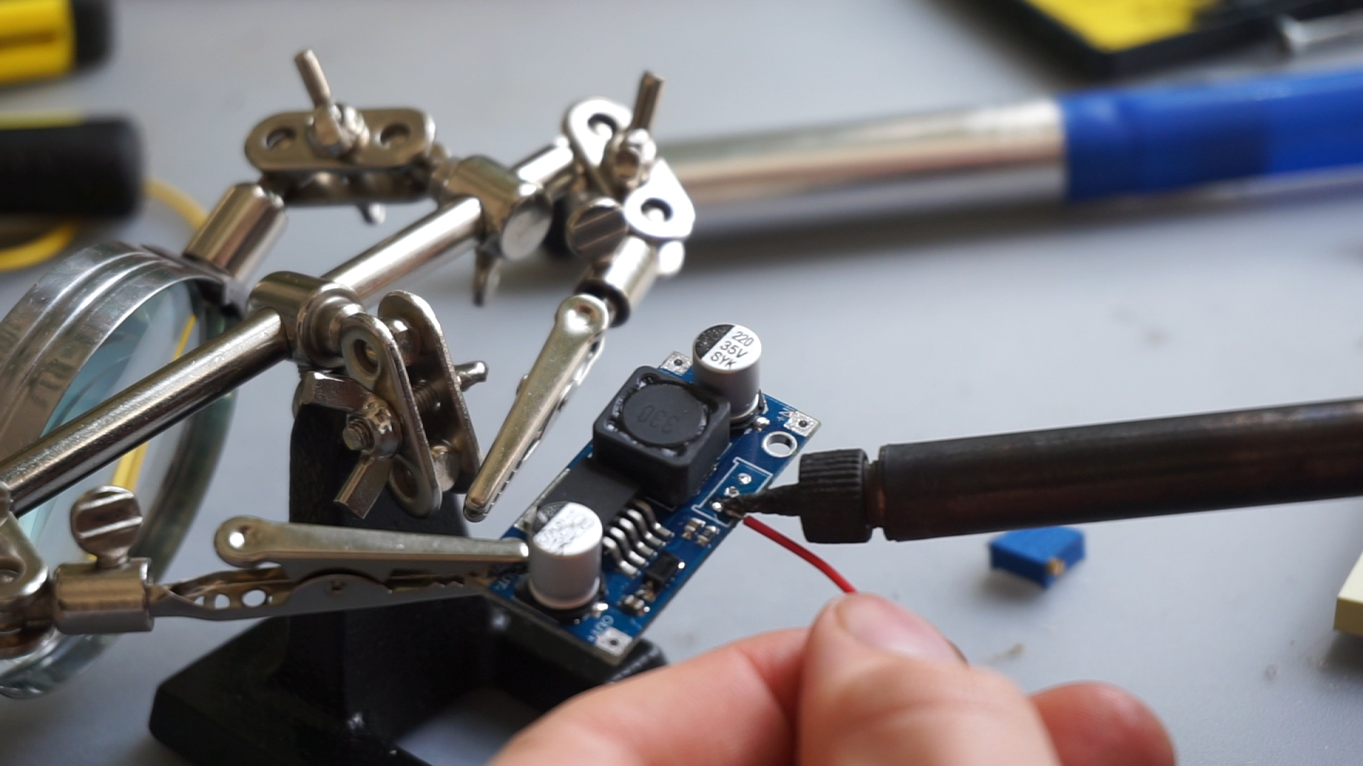 Electronics.00_01_47_05.Image fixe015.jpg