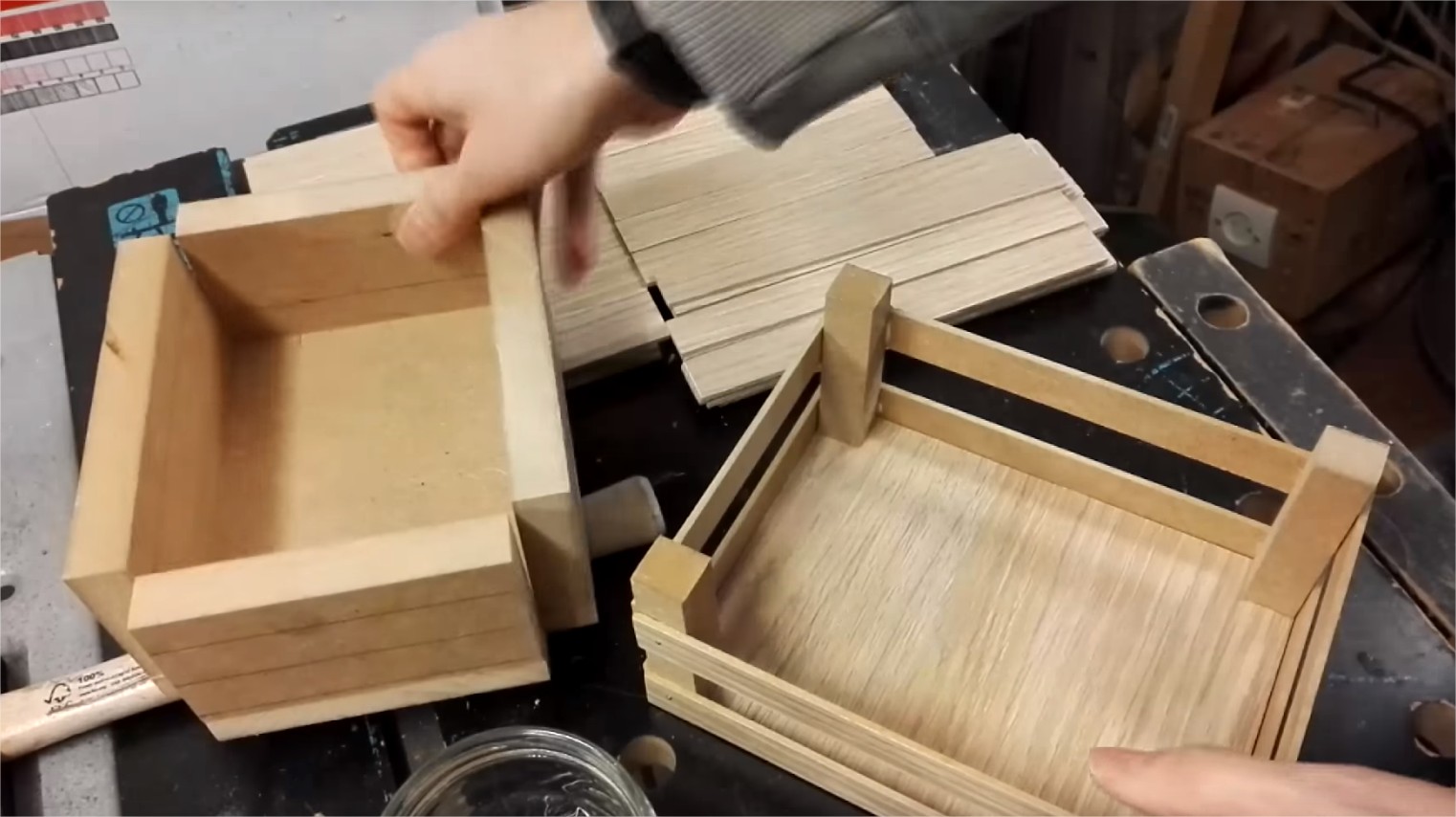 Fabriquer une Marchande  th&eacute;&acirc;tre en bois pour enfants - YouTube - Google Chrome_52.jpg