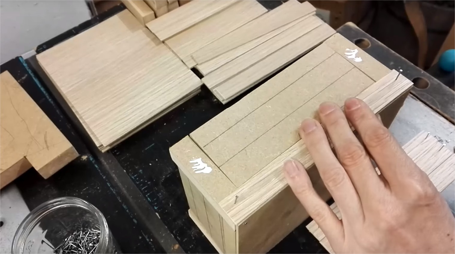 Fabriquer une Marchande  th&eacute;&acirc;tre en bois pour enfants - YouTube - Google Chrome_51.jpg