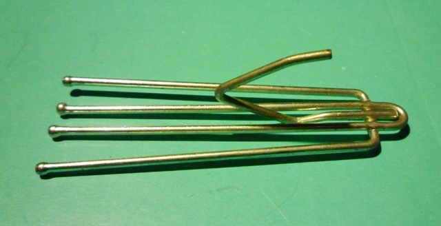 Four-pronged curtain pleater.JPG