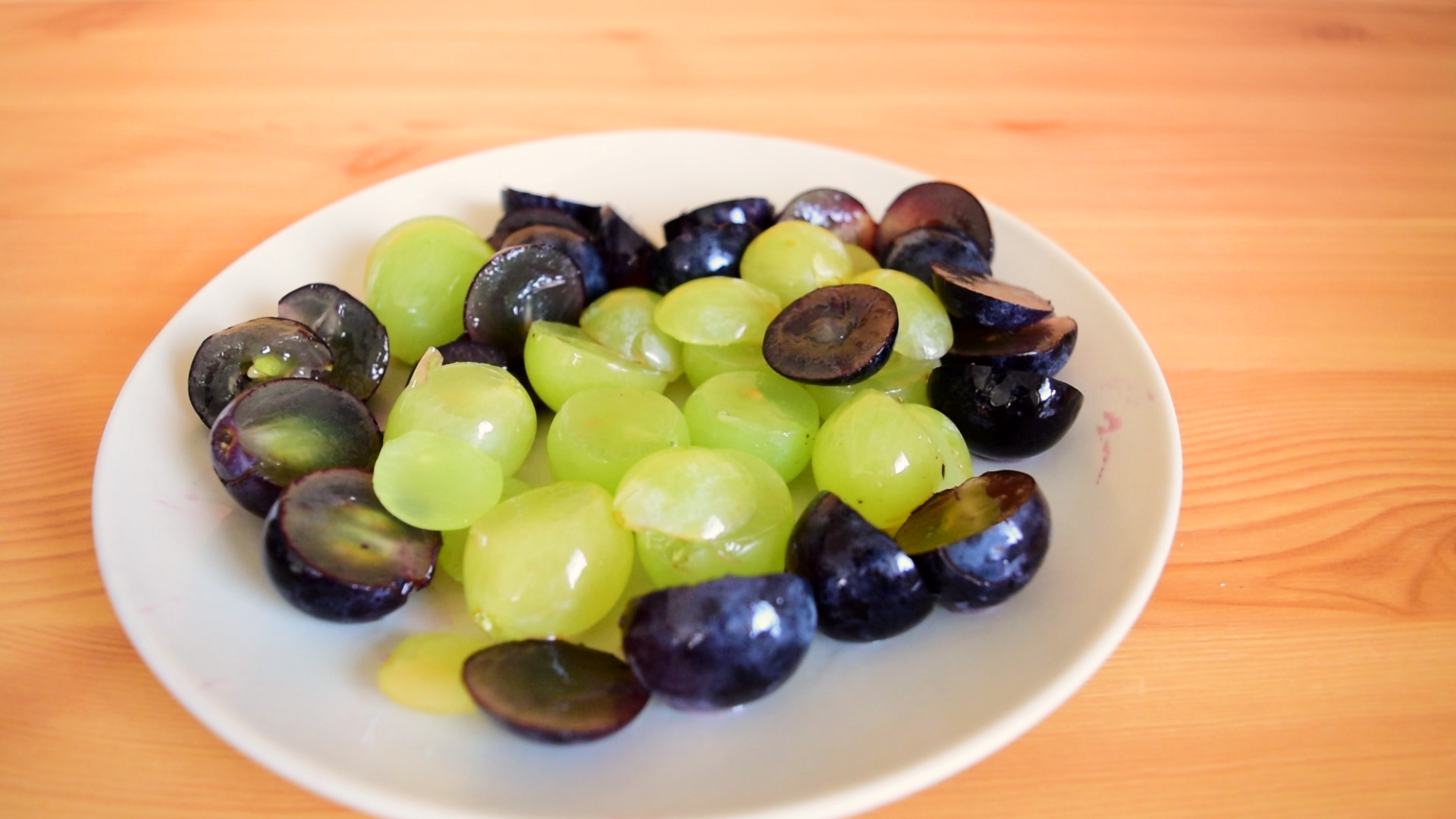 Grapes Peeling Lifehack_freeze6.bmp