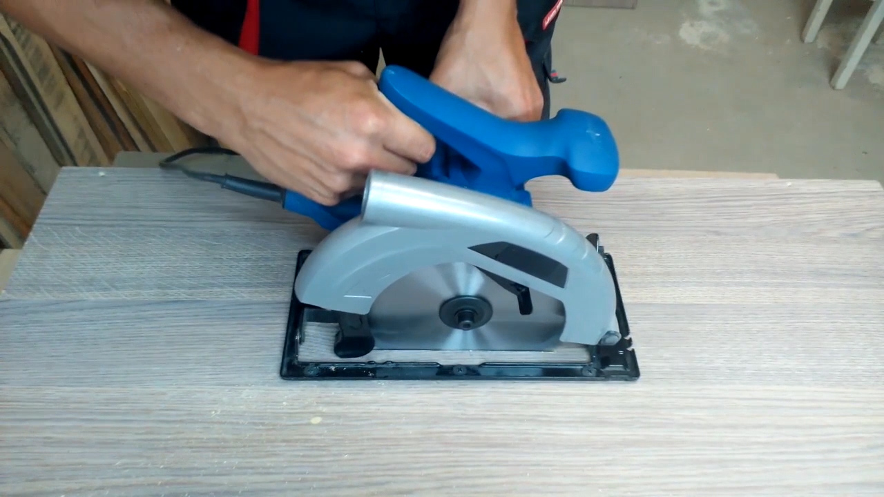 Homemade table saw.mp4.Still011.jpg