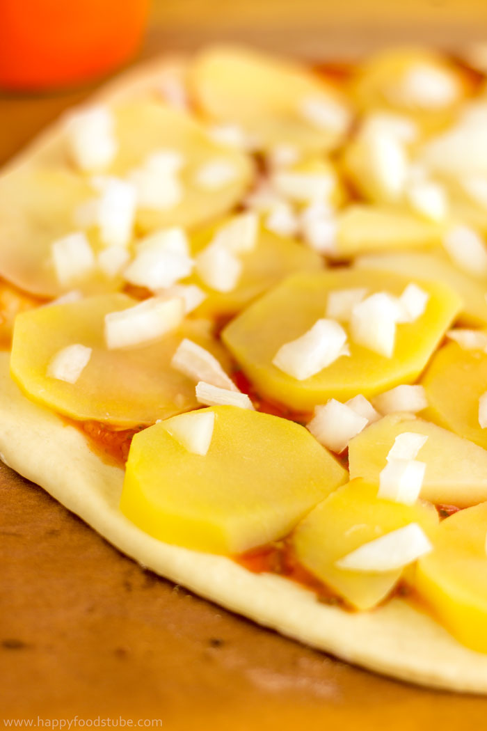 Homemade-Vegan-Potato-Pizza-Preparation-2.jpg