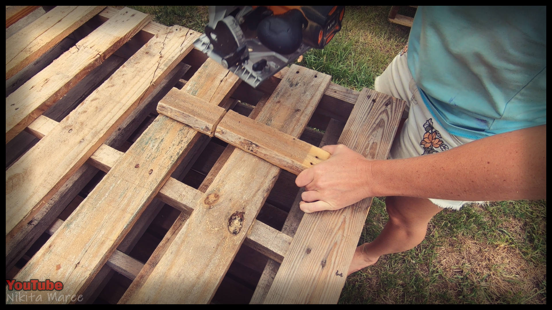 How to build a Work Bench Easy DIY Step by step building instructions with pallet wood (32).jpg