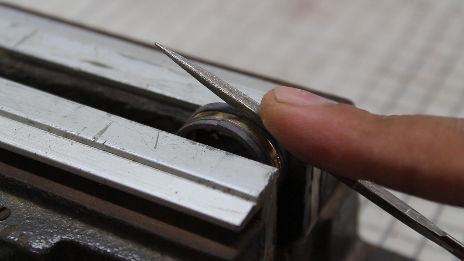 How to inlay a wedding ring into a wooden ring 28.bmp