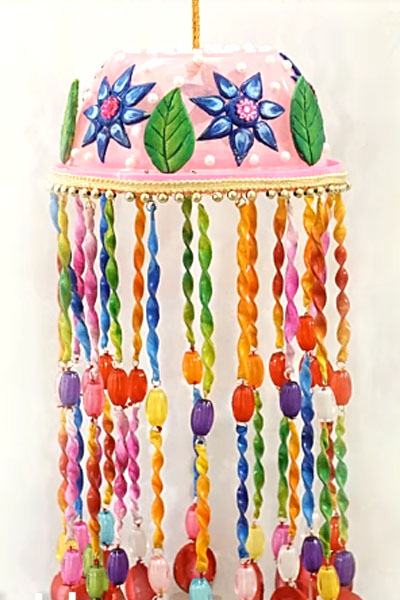 How-to-Make-a-Wall-Hanging-from-Old-Plastic-Pot-and-Clay-stylenrich.jpg