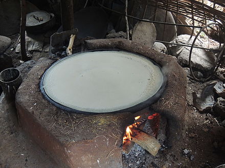 Injera_stove_.._and_fresh_Injera_being_cooked.JPG