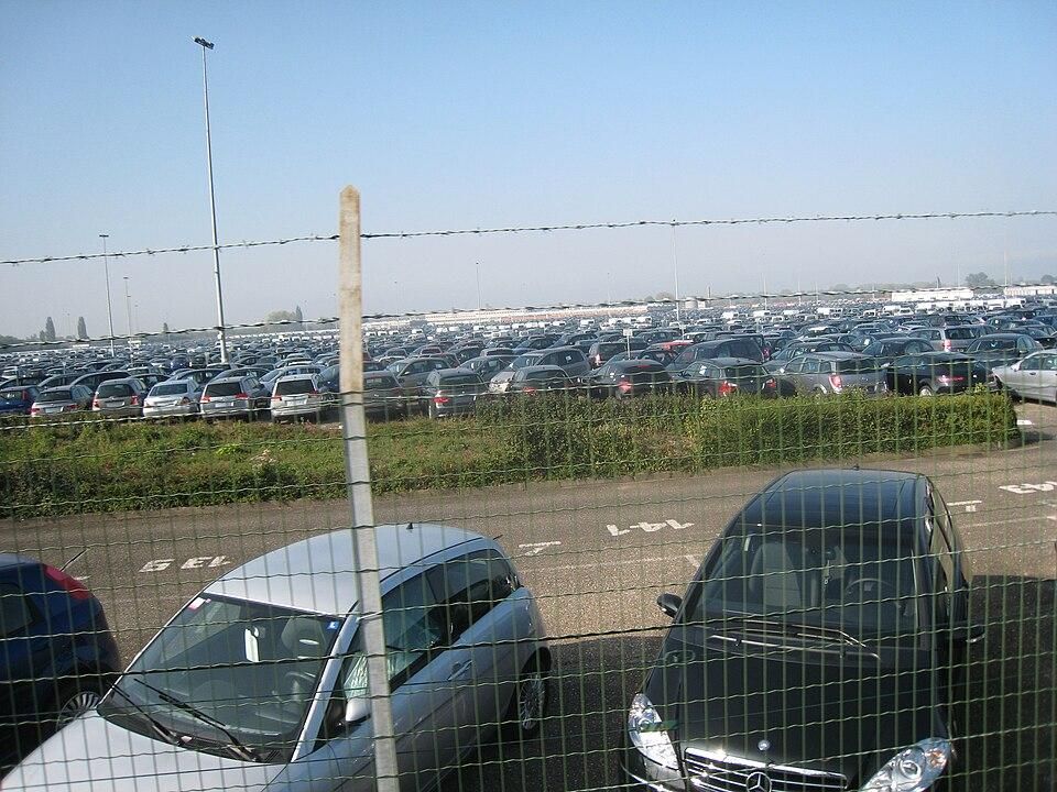 Kippenheim_vehicles_logistics_giant_parking_lot_6.jpg