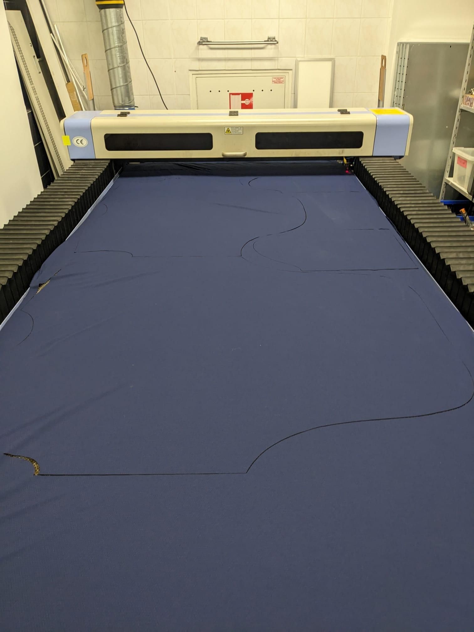 Lasercutter-snijdt-patroon-uit-de-stof.jpg