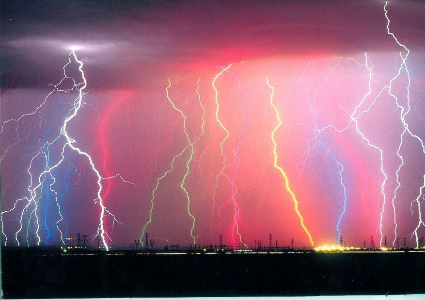 Lightning-is-striking-agian-bright-colors-19822963-877-618.jpg