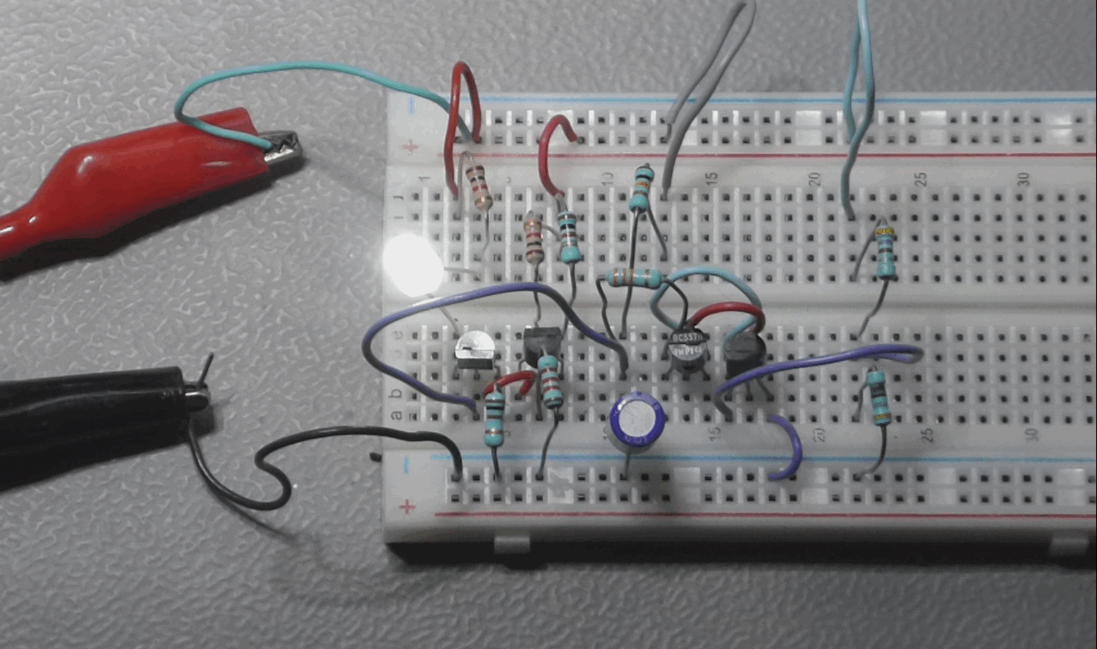 Linear LED fader using FET square law.png