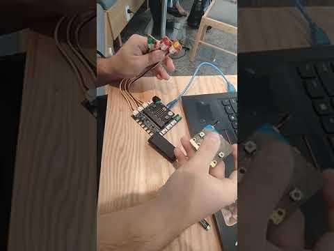 M&aacute;y ph&aacute;t hiện gia tốc bằng Microbit