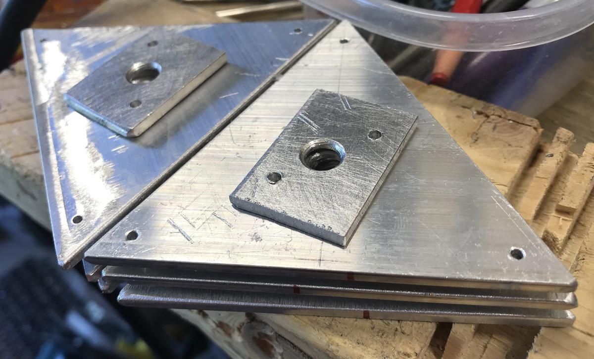 MC3-06trianglemounts.jpg