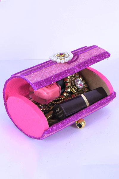 Make-Purse-Using-a-Plastic-Cream-Bottle-stylenrich.jpg