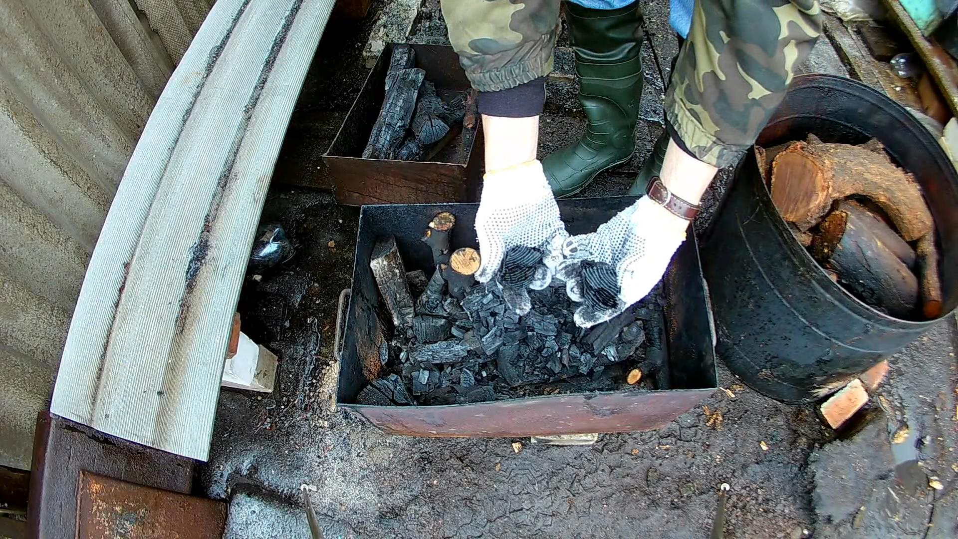 Making Charcoal at Home. Free DIY Fuel.avi_snapshot_02.25_[2017.03.21_15.54.32].jpg