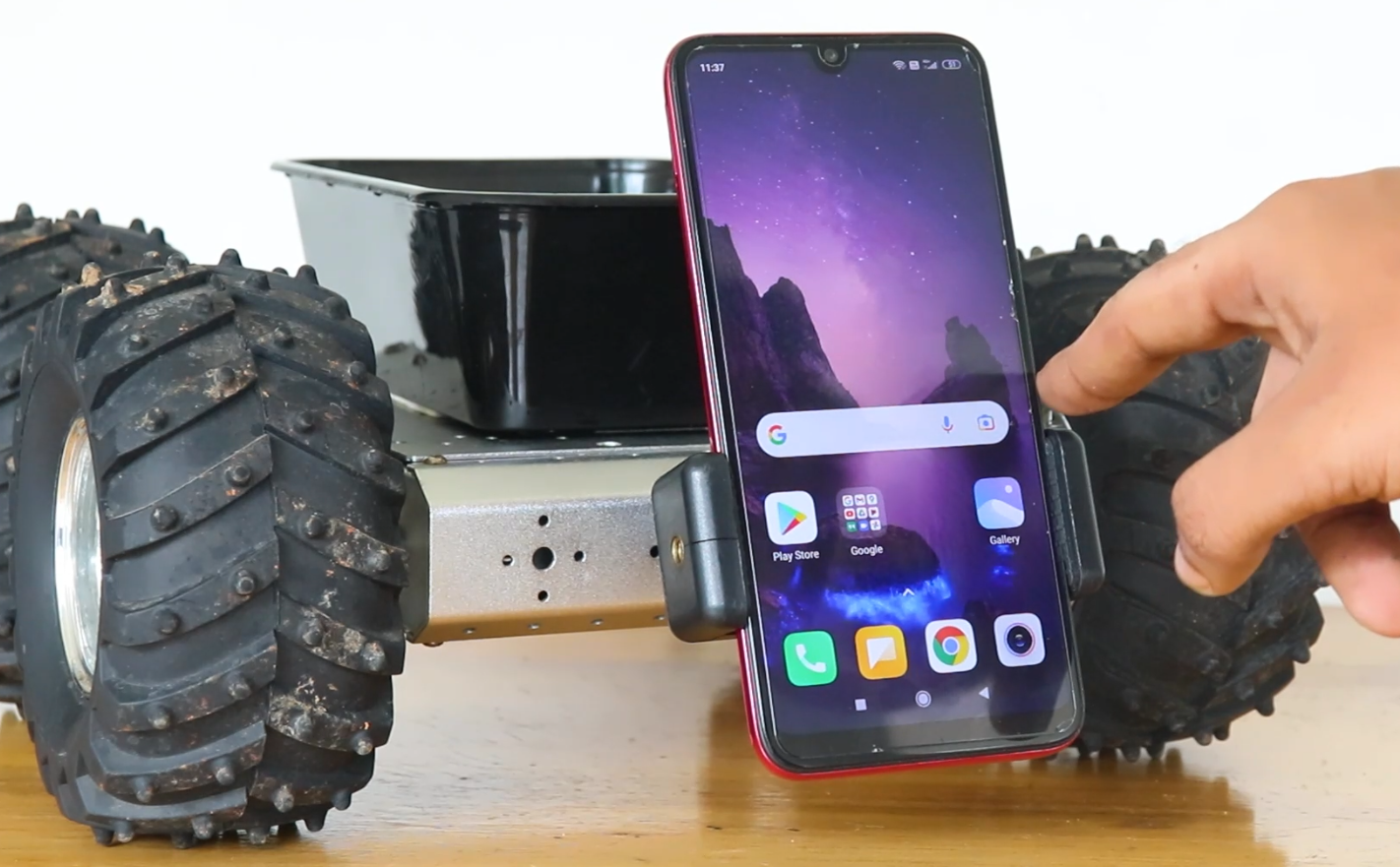 Mobile Phone Attached infront of the Shopping Robot.png