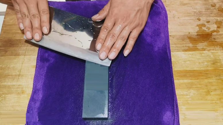 Next, sharpen the blade with a fine stone surface, using a horizontal grinding method.png
