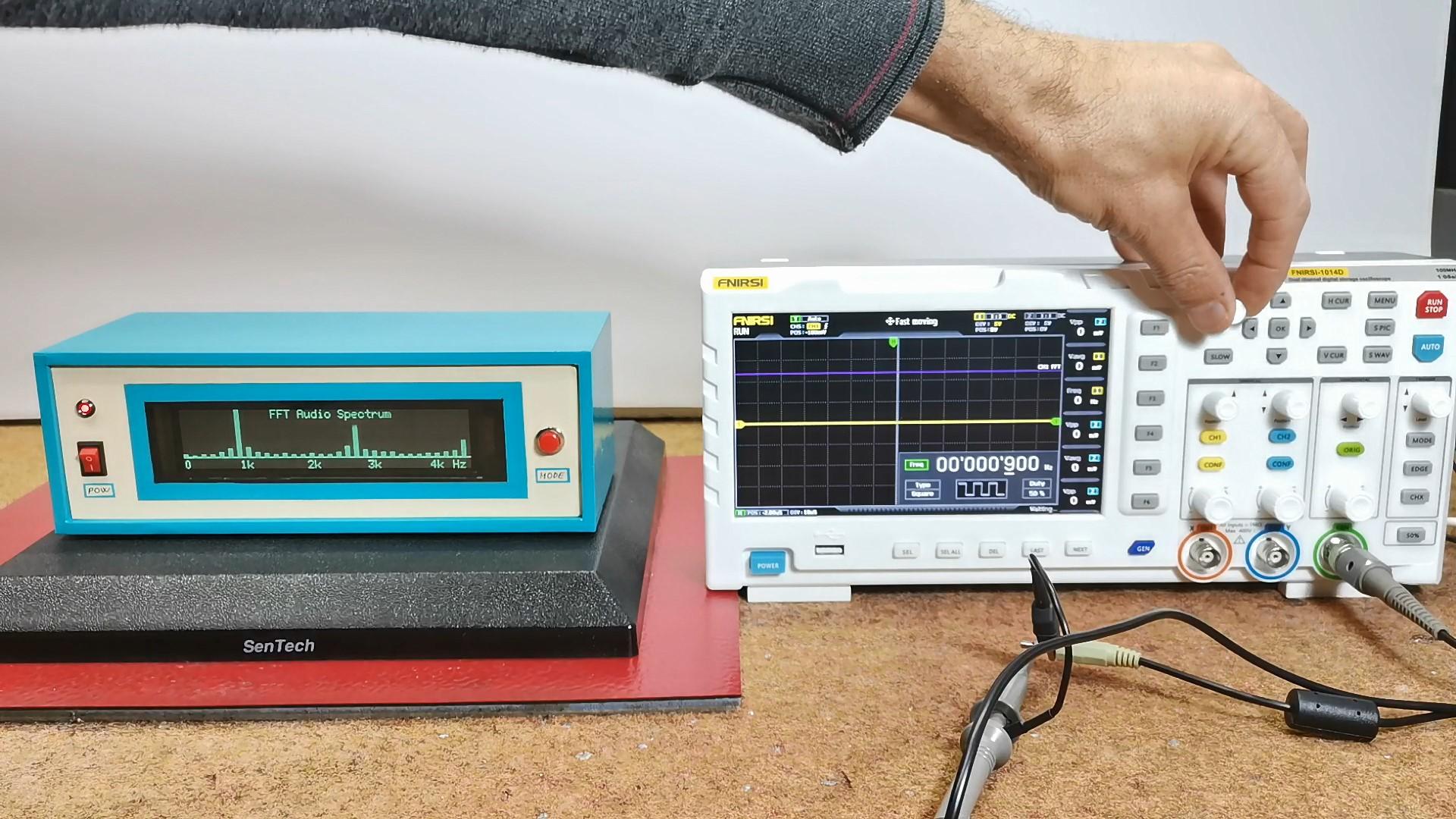 Oscilloscope + signal.jpg